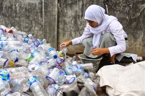 Menyulap Sampah Menjadi Uang Dan Barang Berharga Deva Untuk Pertiwi