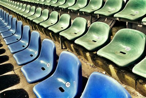 Fabricación y montaje de butacas para estadios en Guinea Ecuatorial