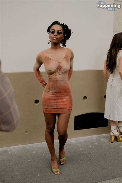 Quenlin Blackwell Shows Off Her Nude Tits At The Marni Fashion Show In