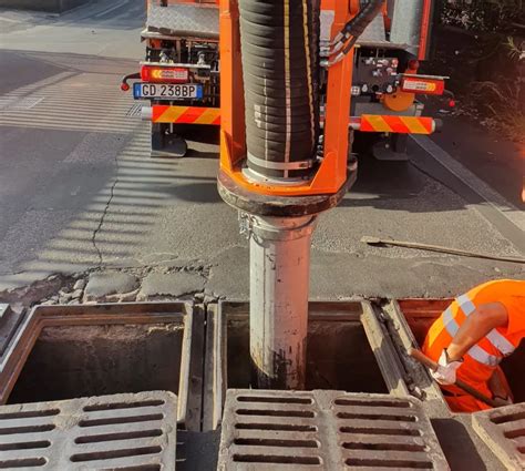 Catania Via Alla Pulizia Dei Tombini Operai In Azione Con Il Canal Jet