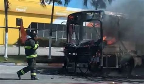 V Deo Nibus Pega Fogo E Causa Congestionamento Na Estrada Do Coco