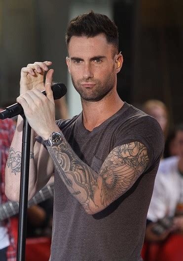 Уличен в изменах: солист Maroon 5 Адам Левин флиртовал сразу с ...