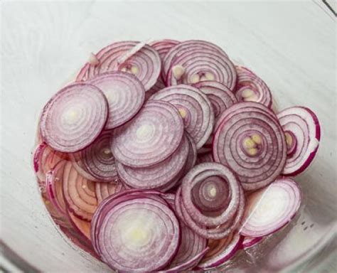Как мариновать лук без уксуса быстрый рецепт для салата. Лук ...