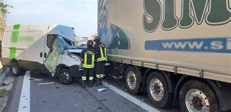 Foto Furgone Che Trasporta Ossigeno Si Schianta Contro Tir Sulla