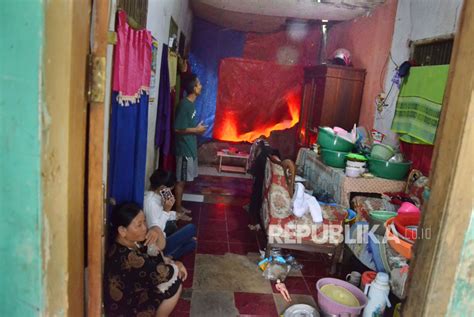 Rumah Rusak Di Bandung Imbas Gempa Yang Berpusat Di Garut Republika