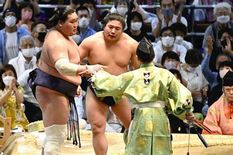 照ノ富士、「まわし待った」から取り直しで6勝目2敗となった逸ノ城と並ぶ 読売新聞