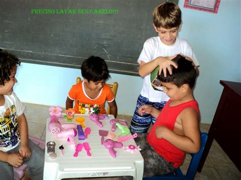 Crian A Feliz Brincadeira De Faz De Conta