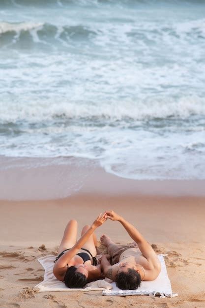 Casal romântico completo em férias Foto Grátis