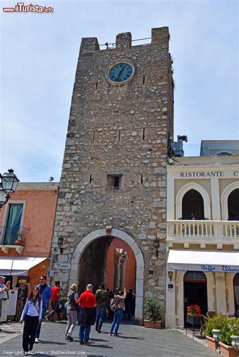 La Torre Dell Orologio O Porta Di Mezzo Visibile Foto Taormina