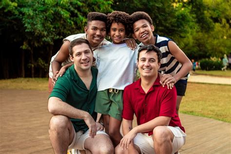 Já vivenciamos todas as situações possíveis diz casal gay que adotou irmãos no RJ