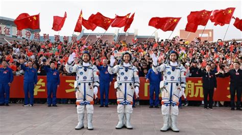 Cérémonie de départ pour les taïkonautes de la mission Shenzhou 18