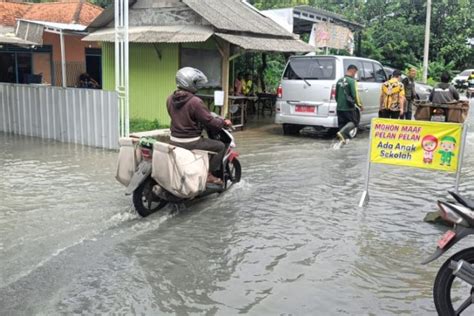 Petugas Disiagakan Bantu Warga Terdampak Banjir Di Sidoarjo Suara