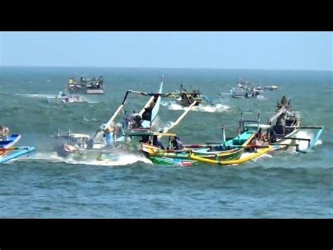 Ombak Pantai Puger Kamis Mencegah Laju Nelayan Di