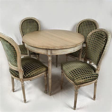 Table et quatre chaises de style Louis XVI bois laqué gris Le chat rouge