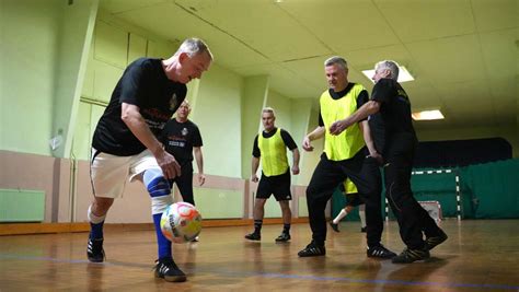 Emder Gehfußball bewegt Bei den Silberrücken können auch über 70