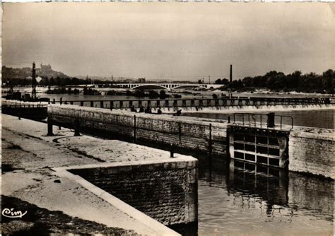 Barrage Et Usine Hydro Electrique De Tuilieres