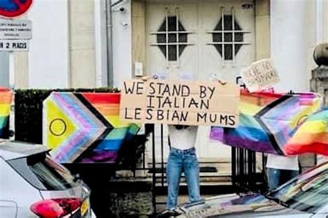 Mamme Lesbiche Contro Giorgia Meloni Cresce La Protesta In Tutta Europa Gay It
