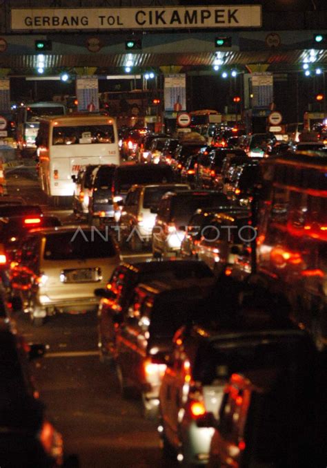 Jalan Tol Macet Antara Foto