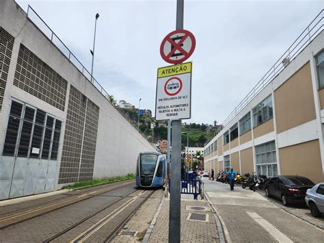 Chega de baderna carro que invadir trilho do VLT do Rio será multado