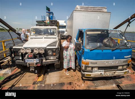 White Land Rover Defender Immagini E Fotografie Stock Ad Alta