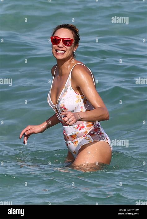 Hot Sexy Amy Becker Bikini Pics