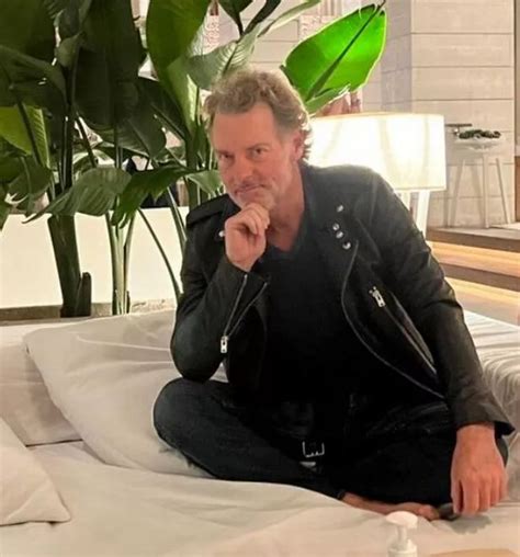 Tycoon S Romantic Proposal Foiled As Immigration Thinks Model Girlfriend Is Sex Worker The Mirror