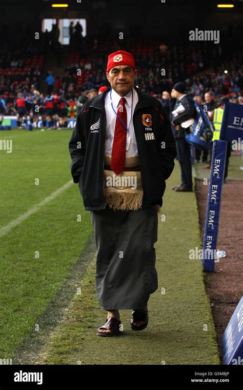 Tonga official wearing traditional clothing on the touchline hi-res stock photography and images ...