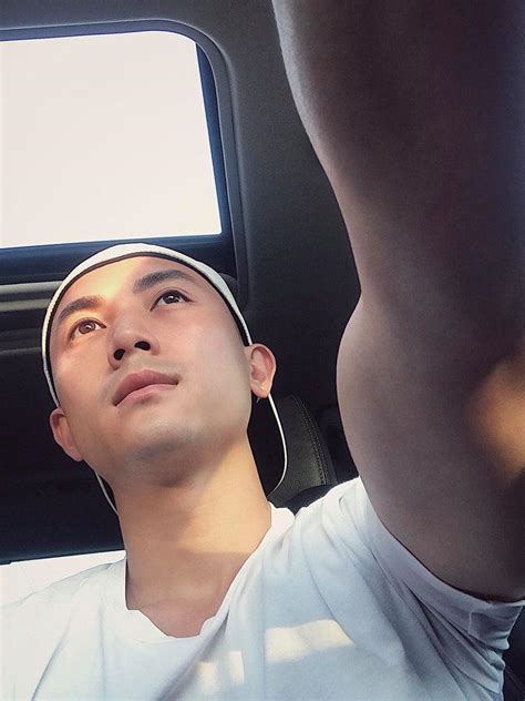 Hot boy Phan Thành khoe bạn gái xinh đẹp trong phòng ngủ