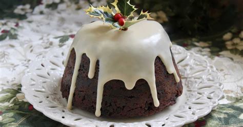 Christmas Cake - Traditional British Fruit Cake with Royal Icing ...