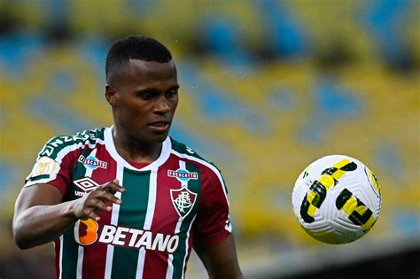 Meia colombiano Arias do Fluminense é cobiçado pelo Sporting de Portugal