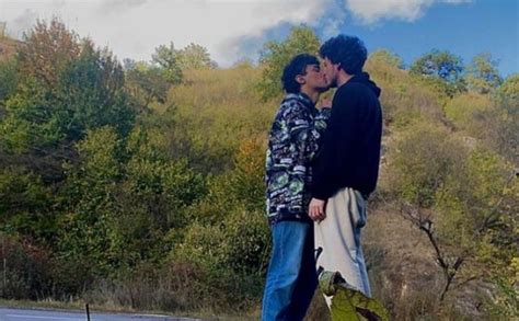 Por Primera Vez Una Pareja Gay Est Embarazada De Un Beb Oveja Rosa Revista Sobre Familias