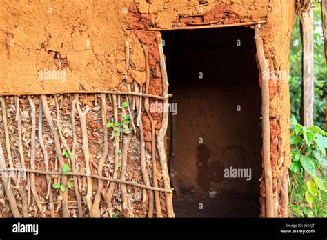 African mud house hi-res stock photography and images - Alamy