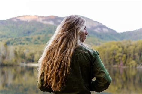 Una pareja joven besándose en el bosque Foto Premium