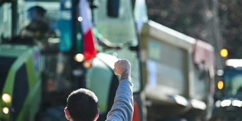 French farmer protests escalate as tractors approach Paris | Fortune Europe