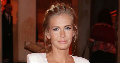 Edyta Pazura w bikini Nie ogoliła jednej nogi internauci i tak zachwyceni