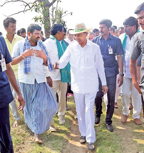 Cm Kcr Photos రైతన్నా నేనున్నా అకాల వర్షాలకు పంట నష్టపోయిన రైతు