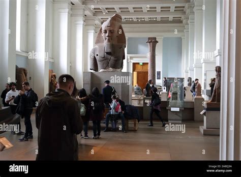 Riesige Granit Büste von Pharao Ramses II in der Mitte der Ägyptischen