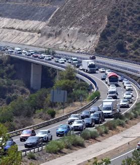 Dos muertos y retenciones kilométricas en la AP 7 por la caída de un