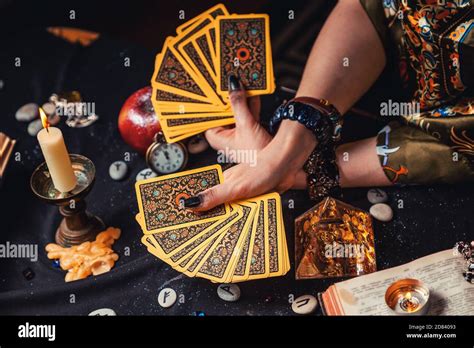 Astrologie und Esoterik Ein Wahrsager hält einen Fan von Tarot Karten