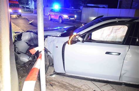 Auto rast in Walldorf über Verkehrsinsel und prallt gegen Hauswand