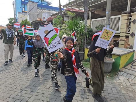 Pawai Hari Pahlawan SD Muhlas Suarakan Kemerdekaan Palestina PWMU CO