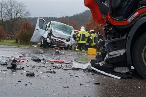 Unfall auf B 33 70 Jähriger stirbt