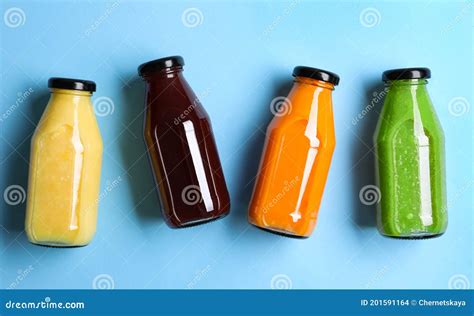 Botellas Con Coloridos Jugos Deliciosos En Puesta Plana Del Fondo Azul