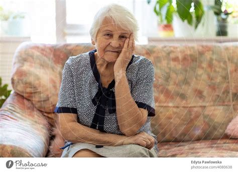 Porträt einer älteren Frau zu Hause ein lizenzfreies Stock Foto von