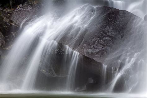 Strom Der In Bewegung Ber Felsen Flie T Stockbild Bild Von Berg