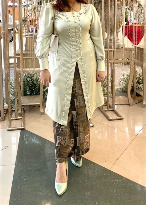 For Rent Hanya Sewa Kebaya Satin Hijau Sage Dan Rok Batik Fesyen