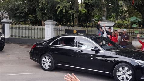 Semobil Dengan Jokowi Ganjar Pranowo Lambaikan Tangan Ke Warga Bogor