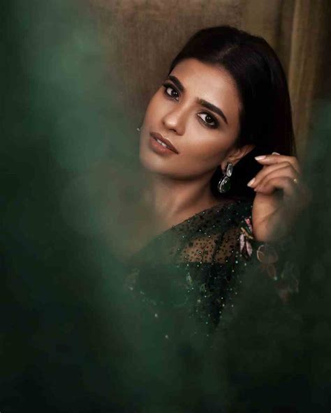 Aishwarya Rajesh Hot Photoshoot In Low Neck Lehenga Glamsundari In