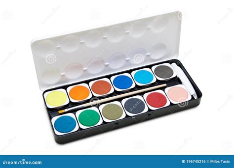 Caja De Pinturas De Color De Agua Con Pincel De Pintura En Fondo Blanco