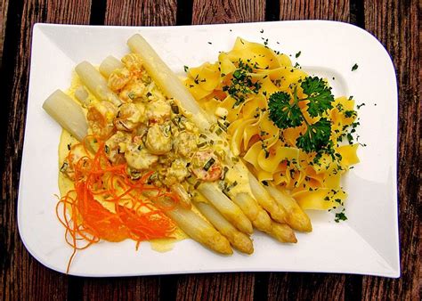 Spargel Garnelen Ragout In Einer Fruchtigen Orangen Hollandaise Von